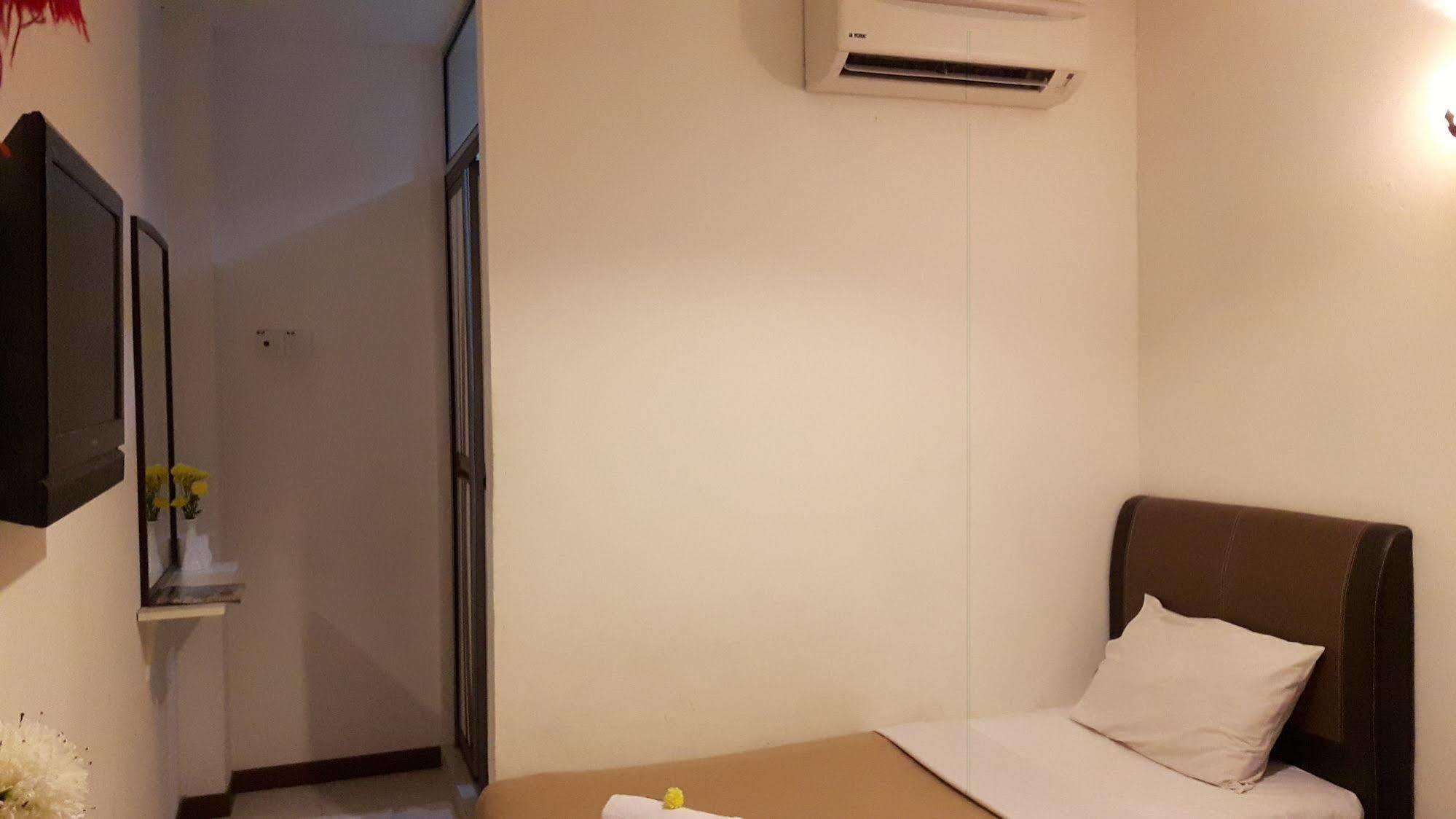 Oyo 1149 Feringghi Hotel Batu Ferringhi Zewnętrze zdjęcie